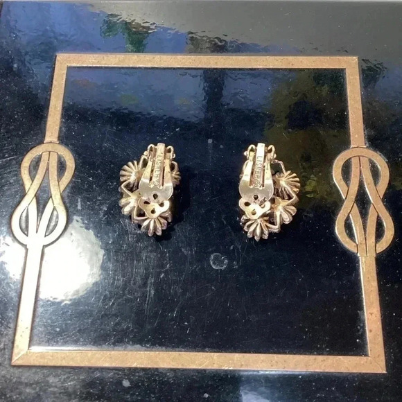 Lisner Vintage Pearl& Emerald Gold tone Earrings - Picture 10 of 12